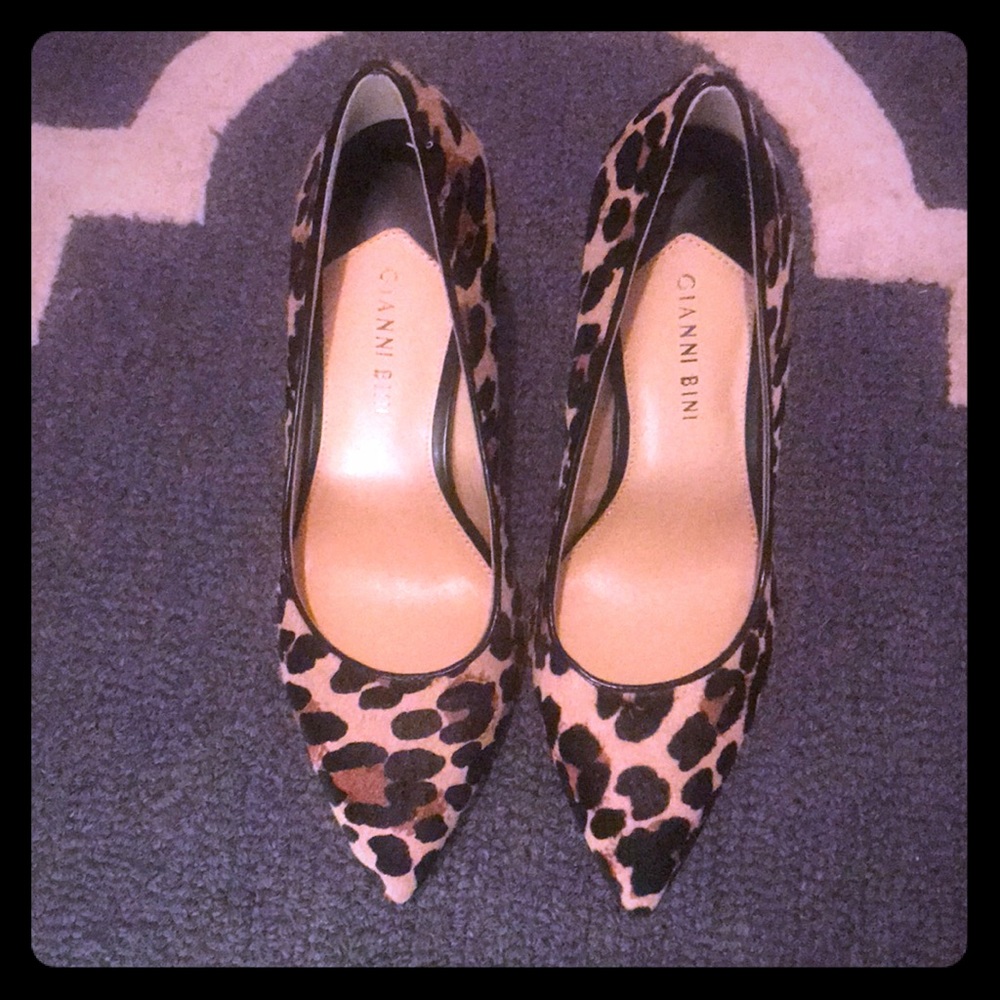 Female leopard shoes